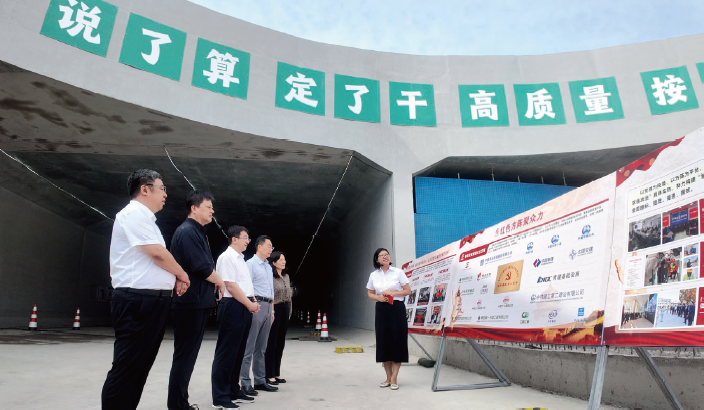 2024年7月15日，青島市委常委、秘書長、市委市直機關工委書記常紅軍（ 左三） 帶隊開展專題調研。