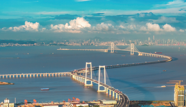 2024年6月30日通車的深中通道，是世界級“橋、島、隧、水下互通”跨海集群工程，也是構建粵港澳大灣區綜合交通運輸體系的核心交 通樞紐工程。