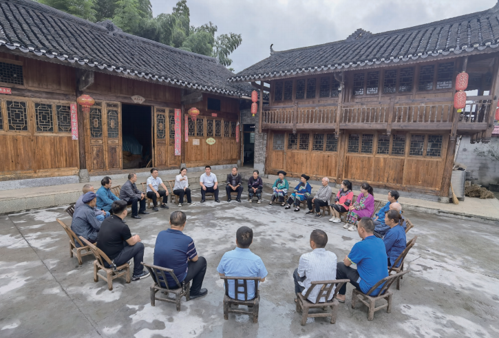 2023年9月13日，湖南省花垣縣司法局工作人員為石欄鎮朋巖村“法律明白人”宣講人民調解法及 鄉村振興政策。