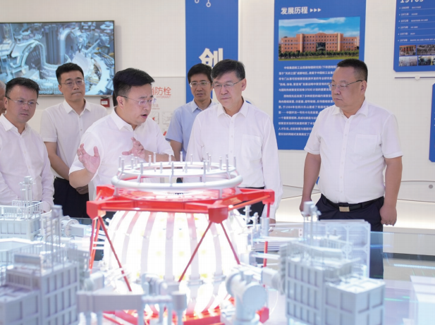 2024年8月2日，作為學習貫徹黨的二十屆三中全會精神中央宣講團成 員，作者 （右二） 來到中核集團核工業西南物理研究院，向科研人員和基層黨 員干部宣講黨的二十屆三中全會精神，與大家交流互動。