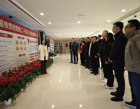 2024年10月25日，北京市司法局講解員在機關文化長廊為部分黨員講解“學習 宣傳貫徹黨的二十屆三中全會精神 以改革賦能司法行政工作現代化”主題展板。