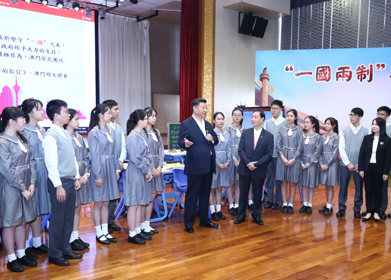 2019年12月19日，國家主席習近平在澳門特別行政區行政長官崔世安陪同下，來到位于澳門黑沙環的政府綜合服務中心和濠江中學附屬英才學校，同澳門市民和師生親切交流。在濠江中學附屬英才學校觀摩以“‘一國兩制’與澳門”為題的中國歷史公開課后，習近平走到學生中間即席發表重要講話。新華社記者 鞠鵬 攝
