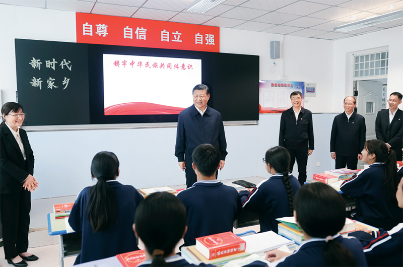 2024年6月18日至19日，中共中央總書記、國家主席、中央軍委主席習近平在青?？疾?。這是18日下午，習近平在果洛西寧民族中學高一（1）班觀摩“新時代、新家鄉”主題思政課。 新華社記者 鞠鵬/攝