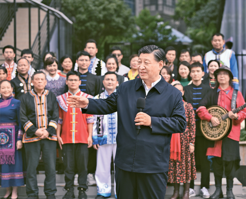 2023年12月14日至15日，中共中央總書記、國家主席、中央軍委主席習近平在廣西考察。這是14日上午，習近平在南寧市良慶區蟠龍社區考察時，同社區各族群眾親切交流。 新華社記者 燕雁/攝