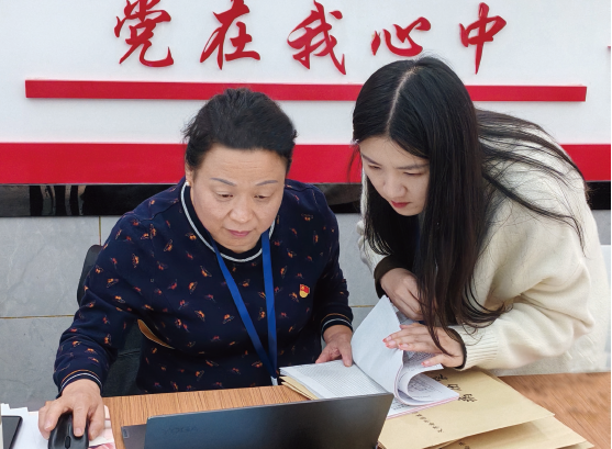 2024年10月25日，國家醫療保障局工作人員正在開展醫?；饘ｍ楋w行檢查。