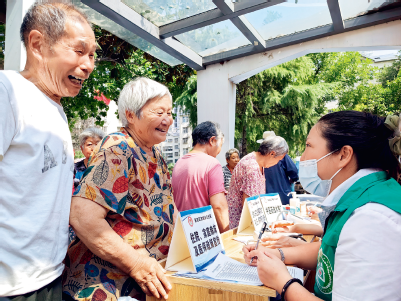 2024年7月4日，洛陽市洛龍區醫保工作人員開展醫保政策宣傳活動。