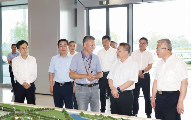 2024年7月25日，作者（ 前排右二） 圍繞稅務系統貫徹落實黨的二十屆三中全會精神，帶 隊到浙江省杭州市、紹興市、海寧市等地，深入企業、基層調研座談。