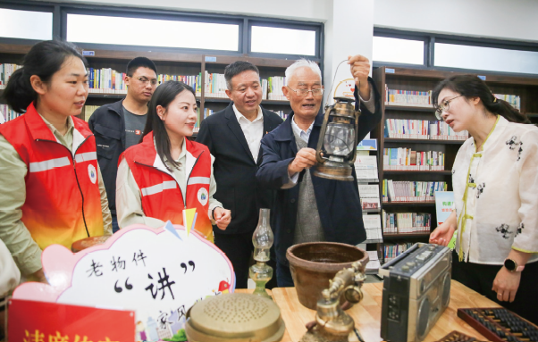 2024年5月13日，江蘇省如皋市如城街道顧莊社區書屋內，老黨員結合老物件向黨員 群眾講述清廉家風故事。