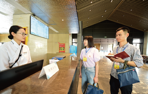 2024年4月29日，江西省贛州市章貢區紀檢監察干部在轄區景區了解公款旅游消費 相關情況。