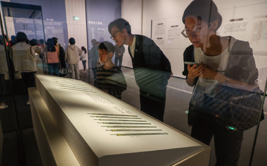 2024年4月30日，“惠此簡書—睡虎地秦墓出土簡牘”展覽在湖北省博物 館開展。