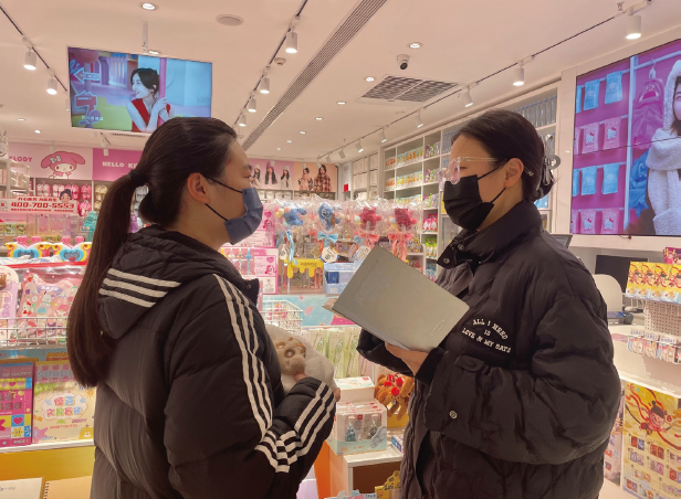 作者（ 右） 深入縣城商戶開展調研。