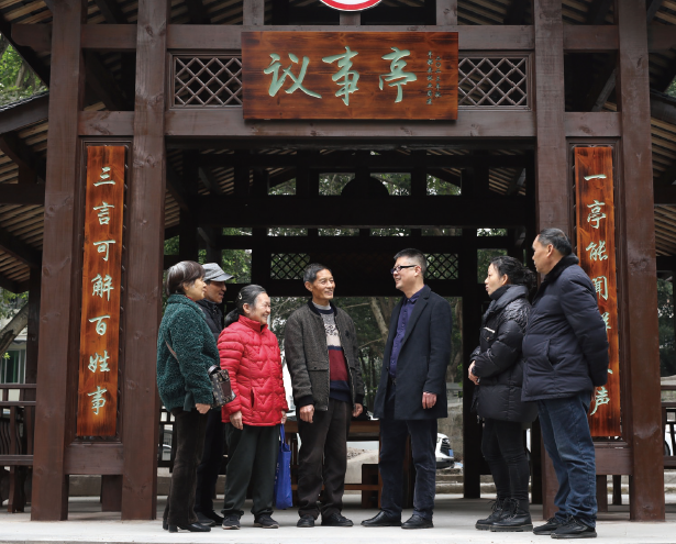 2024年3月11日，重慶市豐都縣三合街道南天湖中路社區干部群眾在 鄰里議事亭下協商解決矛盾糾紛。