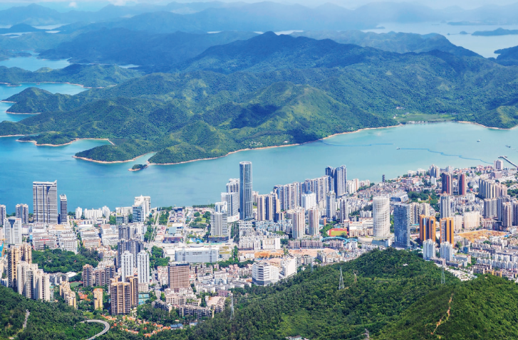 《深圳市國土空間總體規劃（ 2021—2035年）》 提出持續優化“多中心、組團式、生態 型”的城市空間結構，促進都市核心圈擴容提質，圖為深圳市鹽田區鳥瞰。