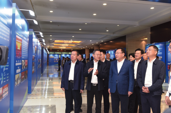 2024年10月10日，山東省模范機關建設“三級聯動”經驗交流會在淄博市召開，圖 為參會人員在參觀模范機關建設圖片展。