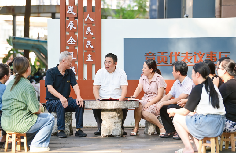 2024年9月9日，在江西省贛州市章貢區南外街道紅環路社區，當 地立法聯絡員同社區居民進行交流，就相關法律立法進行意見征詢。