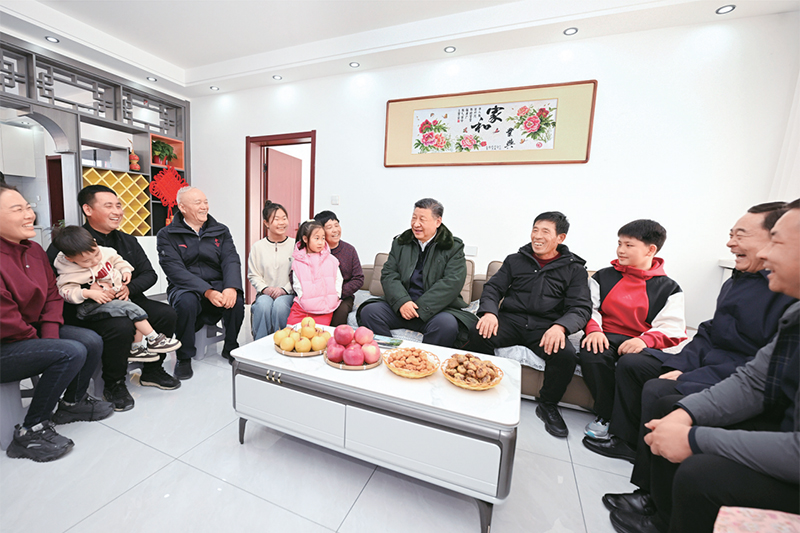 2025年1月22日至24日，中共中央總書記、國家主席、中央軍委主席習近平冒著嚴寒來到遼寧，看望慰問基層干部群眾。這是22日下午，習近平在葫蘆島市綏中縣明水滿族鄉祝家溝村考察時，同村民王寶維一家圍坐一起拉家常。 新華社記者 謝環馳/攝