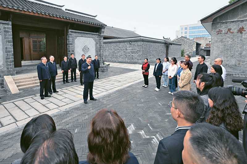 2024年10月17日至18日，中共中央總書記、國家主席、中央軍委主席習近平在安徽考察。這是17日下午，習近平在安慶桐城市六尺巷考察時，同當地居民和游客親切交流。 新華社記者 申宏/攝
