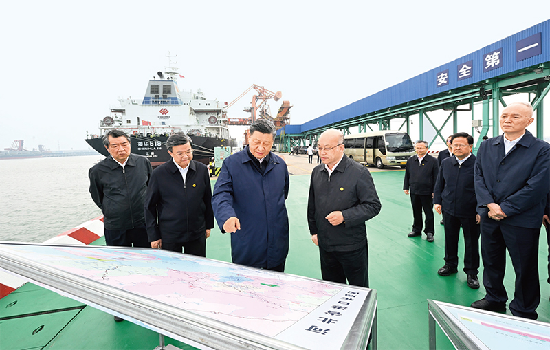 2023年5月11日至12日，中共中央總書記、國家主席、中央軍委主席習近平在河北考察，并主持召開深入推進京津冀協同發展座談會。這是11日下午，習近平在滄州市黃驊港煤炭港區碼頭考察。 新華社記者 李學仁/攝