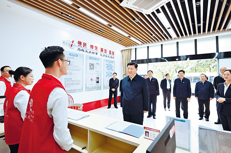 　2023年12月14日至15日，中共中央總書記、國家主席、中央軍委主席習近平在廣西考察。這是14日上午，習近平在南寧市良慶區蟠龍社區黨群服務中心考察。 新華社記者 燕雁/攝
