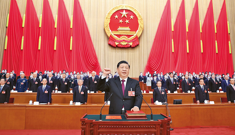 　　2023年3月10日，十四屆全國人大一次會議在北京人民大會堂舉行第三次全體會議。習近平全票當選中華人民共和國主席、中華人民共和國中央軍事委員會主席。這是習近平進行憲法宣誓。 新華社記者 鞠鵬/攝