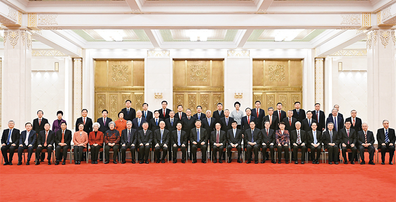 2024年2月7日，習近平、王滬寧、蔡奇、丁薛祥等在北京人民大會堂同黨外人士歡聚一堂，共迎佳節。這是習近平等同大家合影留念。 新華社記者 謝環馳/攝