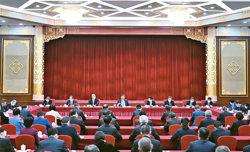2023年3月6日，中共中央總書記、國家主席、中央軍委主席習近平看望參加全國政協十四屆一次會議的民建、工商聯界委員，并參加聯組會，聽取意見和建議。中共中央政治局常委、全國政協十四屆一次會議主席團會議主持人王滬寧，中共中央政治局常委蔡奇、丁薛祥參加看望和討論。 新華社記者 謝環馳/攝