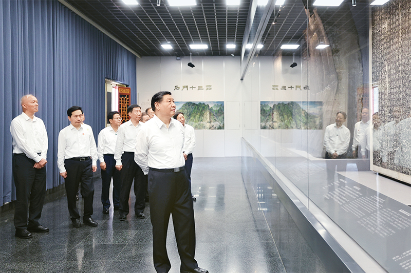 2023年7月29日，中共中央總書記、國家主席、中央軍委主席習近平在四川考察結束返京途中，來到陜西省漢中市考察。這是習近平參觀漢中市博物館有關歷史文物展陳。 新華社記者 鞠鵬/攝