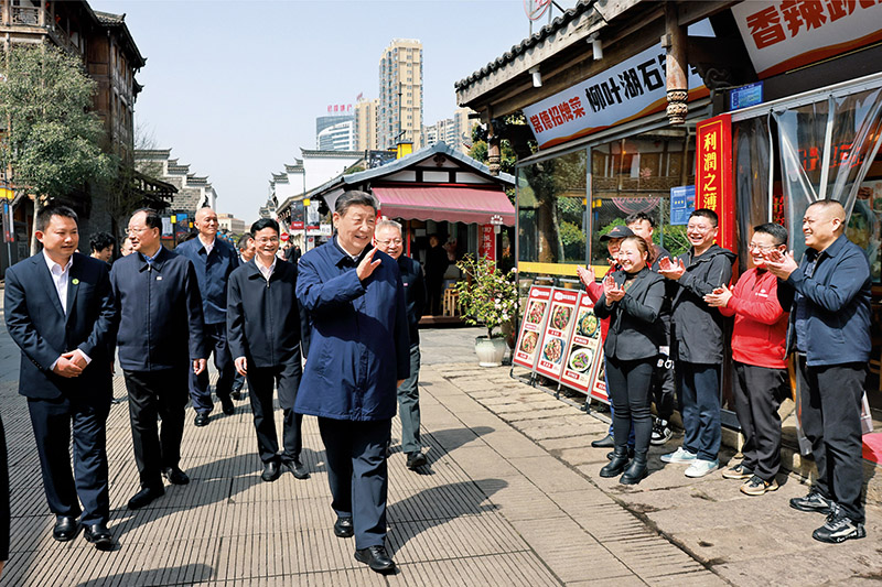 2024年3月18日至21日，中共中央總書記、國家主席、中央軍委主席習近平在湖南考察。這是19日上午，習近平在常德河街考察時，同店主和游客親切交流。 新華社記者 王曄/攝