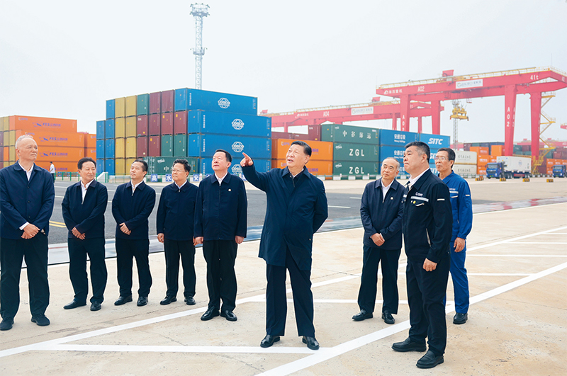 2024年5月22日至24日，中共中央總書記、國家主席、中央軍委主席習近平在山東考察。這是22日下午，習近平在日照港察看全自動化集裝箱碼頭作業場景。 新華社記者 鞠鵬/攝