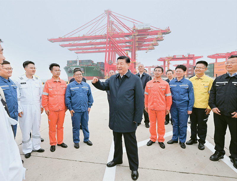 2024年5月22日至24日，中共中央總書記、國家主席、中央軍委主席習近平在山東考察。這是22日下午，習近平在日照港親切慰問港口科技工作者、運營人員、航運人員。 新華社記者 謝環馳/攝