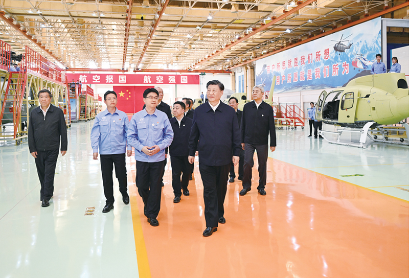 2023年10月10日至13日，中共中央總書記、國家主席、中央軍委主席習近平在江西考察。這是11日上午，習近平在景德鎮市昌河飛機工業（集團）有限公司考察。 新華社記者 燕雁/攝
