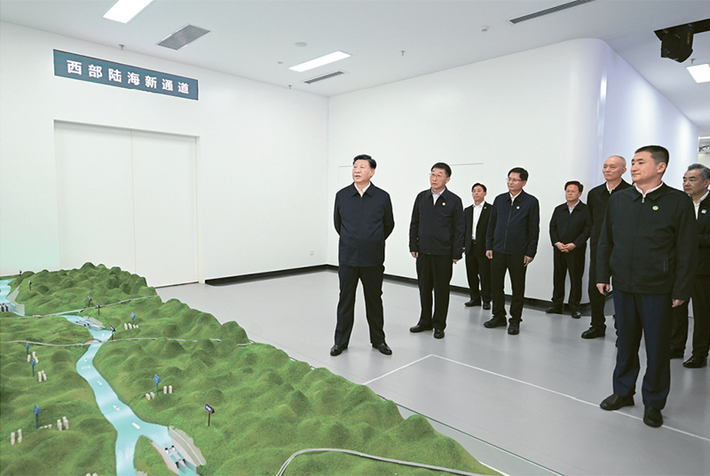 2023年12月14日至15日，中共中央總書記、國家主席、中央軍委主席習近平在廣西考察。這是14日上午，習近平在南寧市考察中國—東盟信息港股份有限公司，結合平陸運河沙盤聽取西部陸海新通道骨干工程建設匯報。 新華社記者 謝環馳/攝