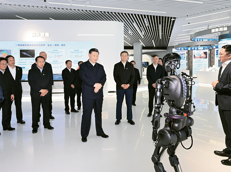 2023年11月28日至12月2日，中共中央總書記、國家主席、中央軍委主席習近平在上?？疾?。這是11月28日下午，習近平在浦東新區張江科學城參觀上?？萍紕撔鲁晒?。 新華社記者 謝環馳/攝