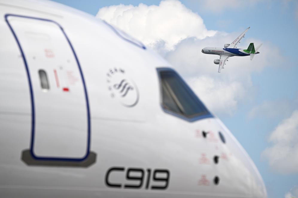 一架中國商飛公司C919客機在新加坡航展上做飛行表演（2024年2月20日攝）。新華社發（鄧智煒攝）
