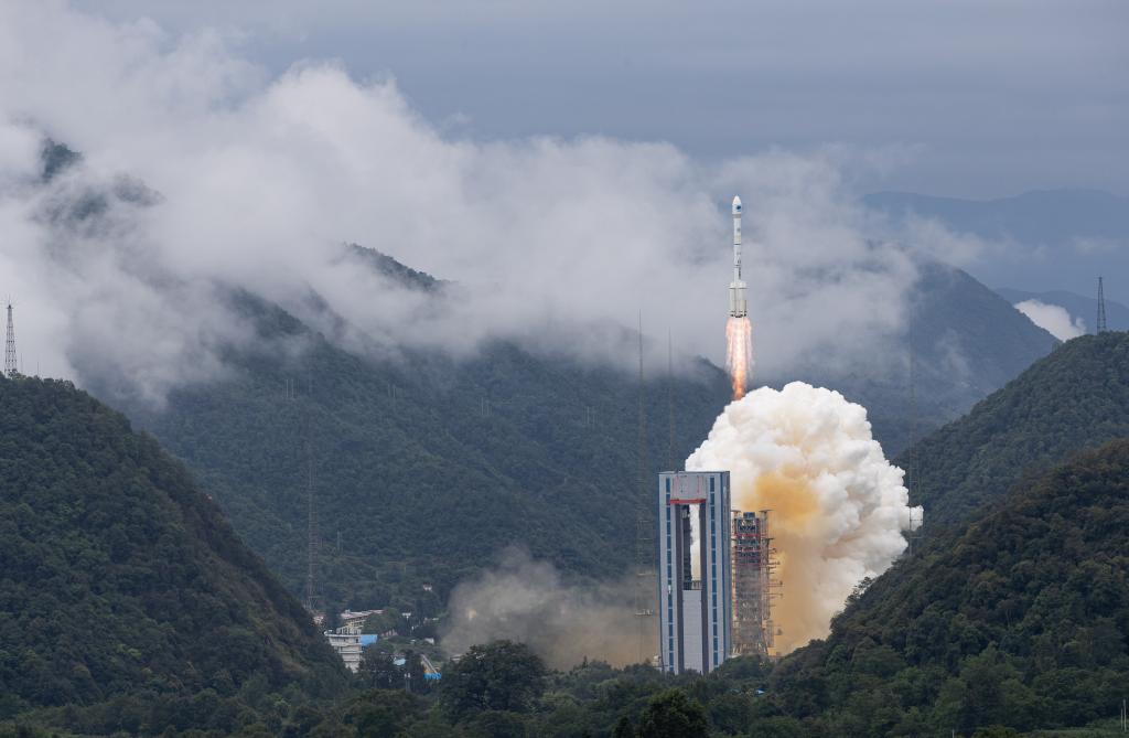 我國北斗三號全球衛星導航系統最后一顆組網衛星在西昌衛星發射中心點火升空（2020年6月23日攝）。新華社記者 江宏景 攝