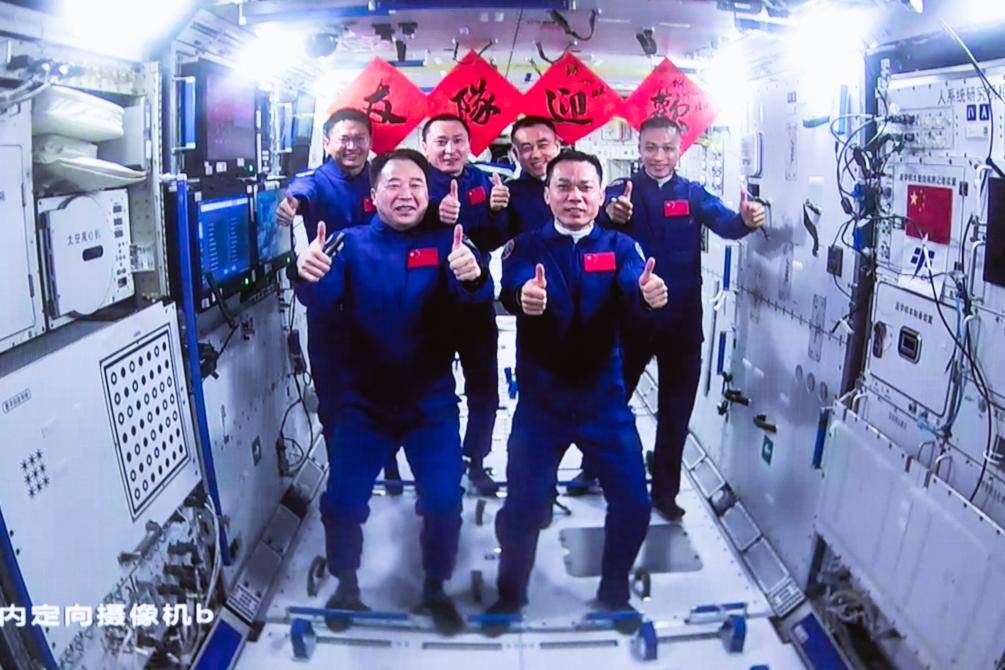 這是在北京航天飛行控制中心拍攝的神舟十六號航天員乘組與神舟十七號航天員乘組“全家?！保?023年10月26日攝）。新華社發（韓啟揚 攝）