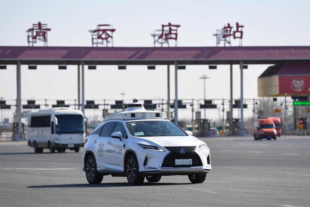 一輛自動駕駛車行駛在北京大興國際機場到亦莊的自動駕駛線路上（2024年3月1日攝）。新華社記者 鞠煥宗 攝