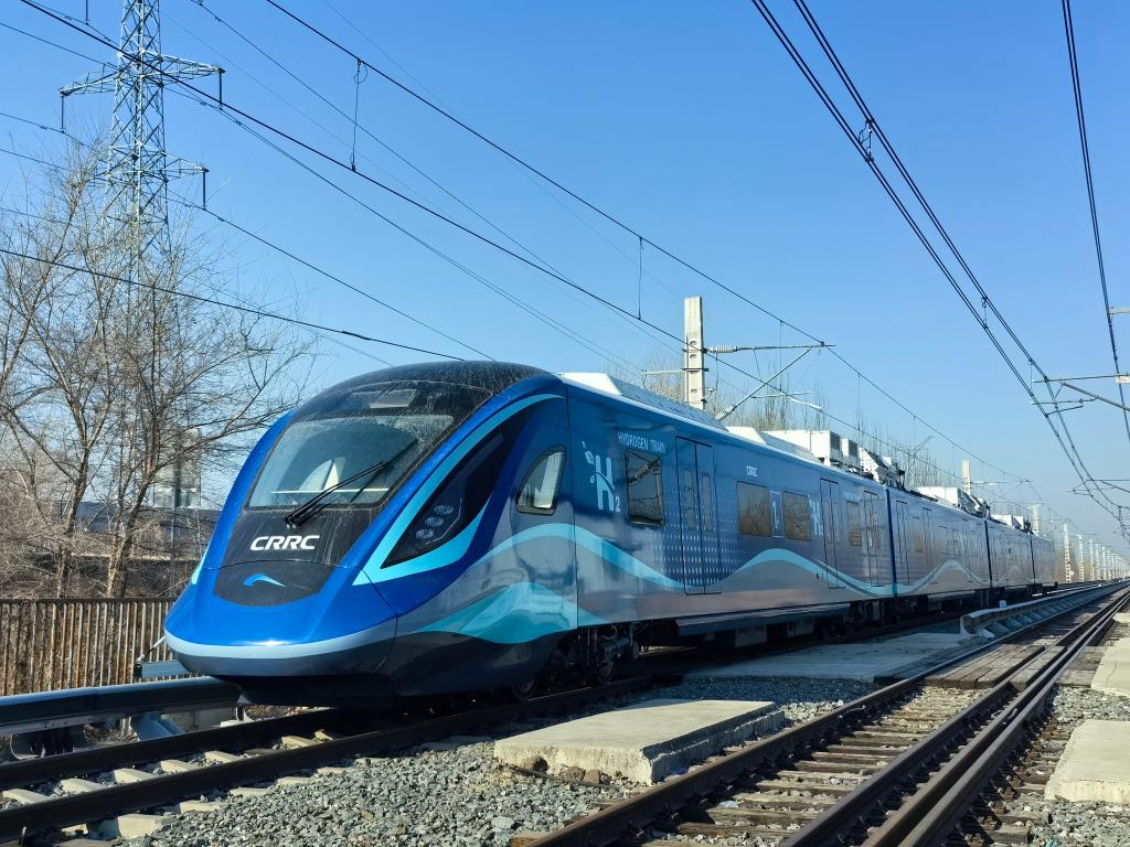 我國首列氫能源市域列車在位于長春的中車長客試驗線進行運行試驗（2024年3月21日攝）。新華社發（中車長客股份公司提供）