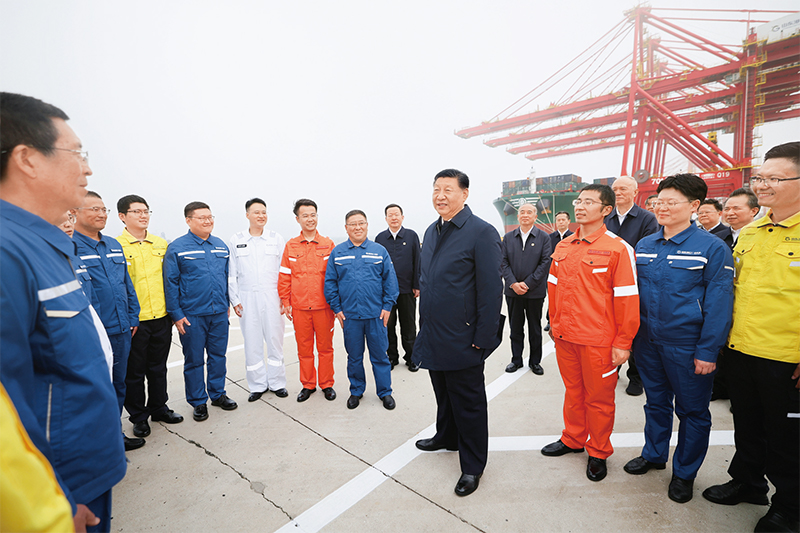 　2024年5月22日至24日，中共中央總書記、國家主席、中央軍委主席習近平在山東考察。這是22日下午，習近平在日照港親切慰問港口科技工作者、運營人員、航運人員。 新華社記者 鞠鵬/攝