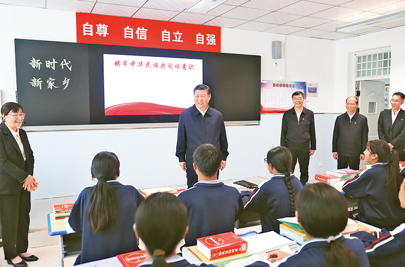　　2024年6月18日至19日，中共中央總書記、國家主席、中央軍委主席習近平在青?？疾?。這是18日下午，習近平在果洛西寧民族中學高一（1）班觀摩“新時代、新家鄉”主題思政課。 新華社記者 鞠鵬/攝