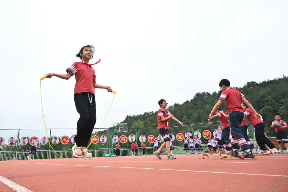 在廣西桂林市龍勝各族自治縣龍勝鎮第二小學，學生在大課間跳繩（2024年6月26日攝）。新華社記者 姜克紅 攝