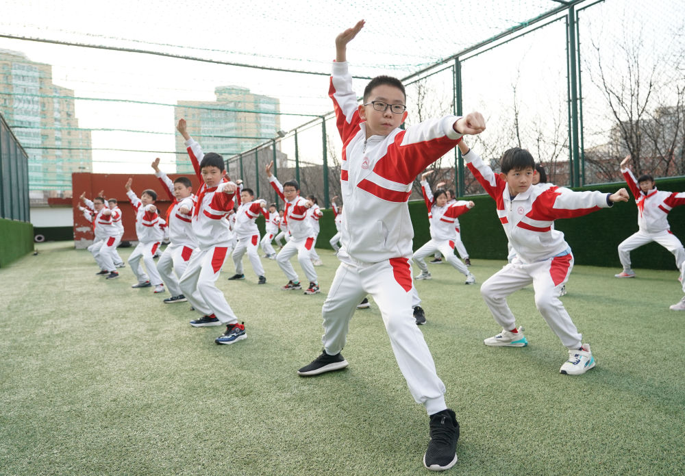 2024年2月21日，在人大附中實驗小學，學生們在體育課中進行武術練習。新華社記者 任超 攝
