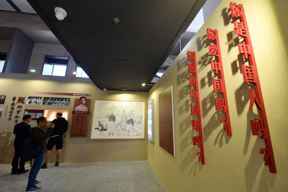 在南開大學海冰樓內，墻上掛著“愛國三問”（2019年10月14日攝）。新華社記者 李然 攝