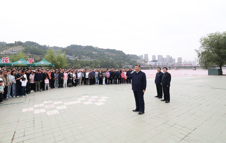9月10日至13日，中共中央總書記、國家主席、中央軍委主席習近平在甘肅考察。這是11日下午，習近平在黃河蘭州中山橋段考察時，同在場的干部群眾親切交流。新華社記者 王曄 攝