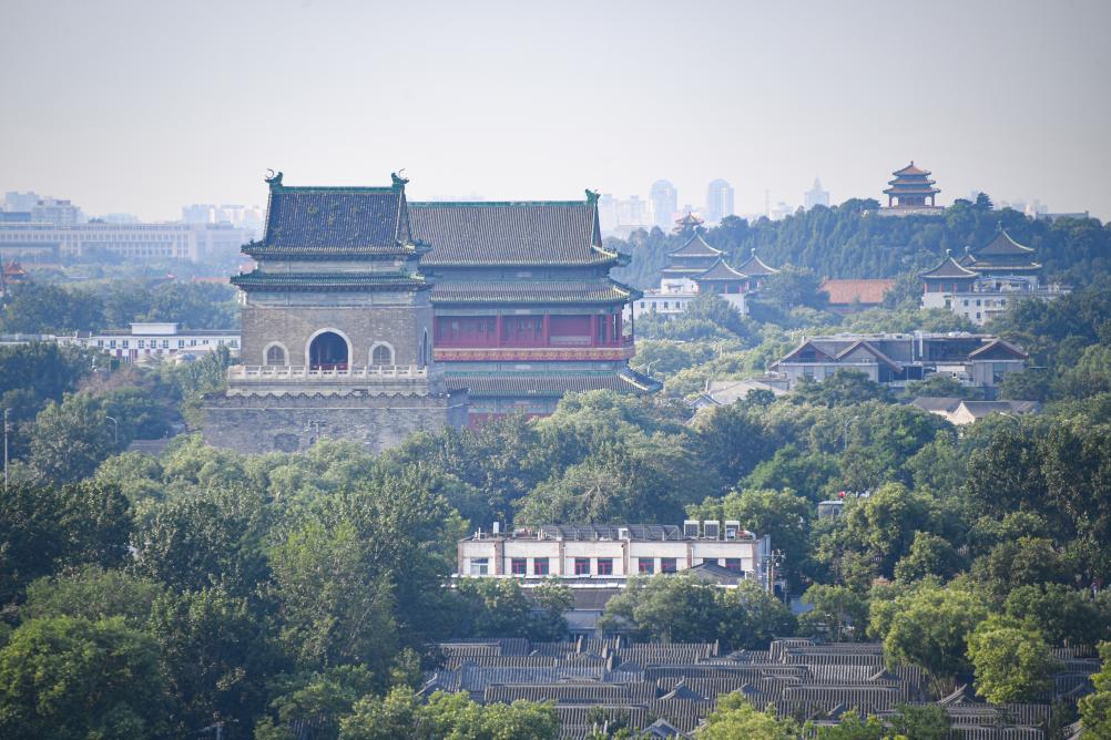遠眺北京中軸線上的鐘鼓樓與景山（2024年7月20日攝）。新華社記者 陳鐘昊 攝