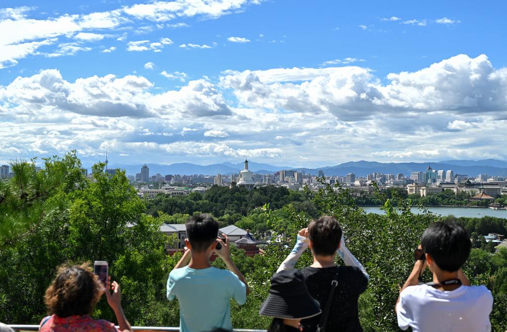 2024年8月12日北京天氣晴好，游客從景山上拍攝遠處的北海公園。新華社記者李鑫 攝