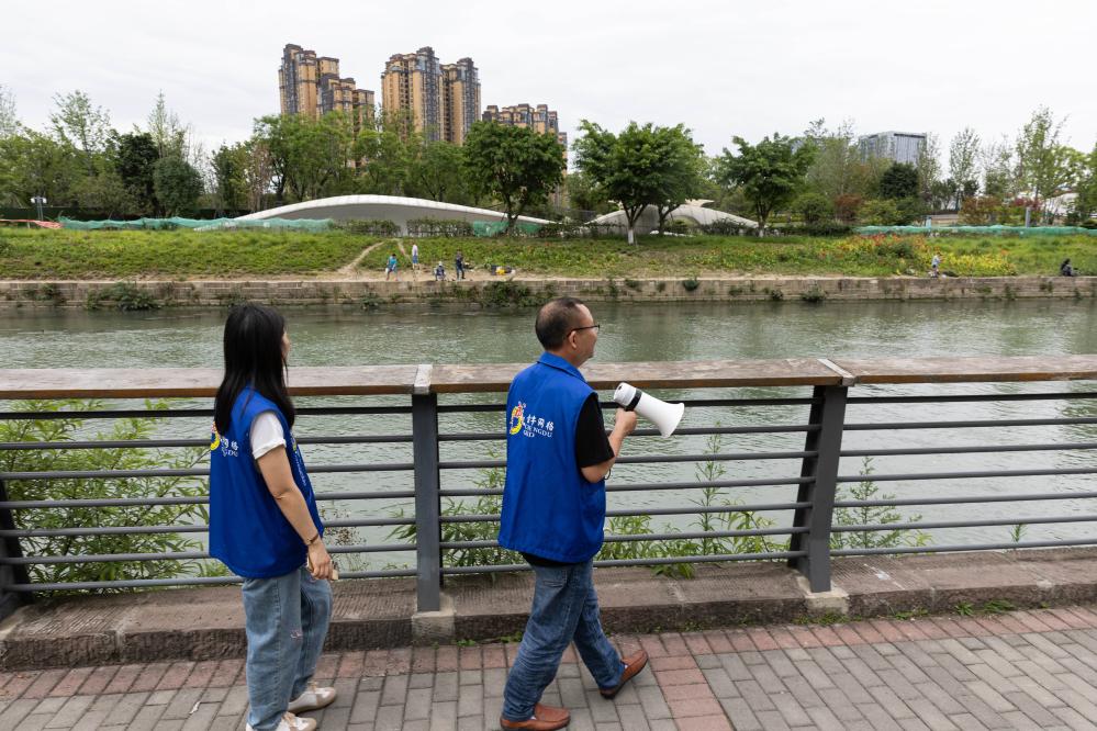 2023年，四川成都市金牛區新橋社區社區河長工作室的工作人員在巡府河。新華社記者江宏景 攝