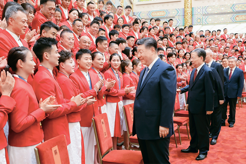 2024年8月20日，黨和國家領導人習近平、趙樂際、王滬寧、蔡奇、李希、韓正等在人民大會堂接見第33屆夏季奧林匹克運動會中國體育代表團全體成員。 新華社記者 鞠鵬/攝