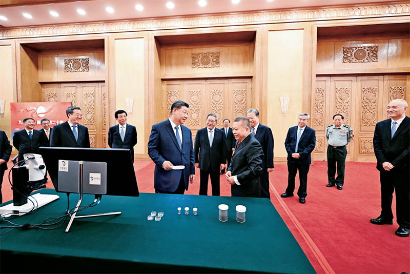 2024年9月23日，黨和國家領導人習近平、李強、趙樂際、王滬寧、蔡奇、丁薛祥、李希等在人民大會堂接見探月工程嫦娥六號任務參研參試人員代表并參觀月球樣品和探月工程成果展覽。這是習近平等參觀月球樣品和探月工程成果展覽。 新華社記者 謝環馳/攝