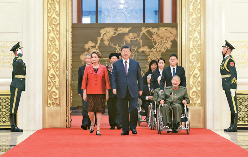 2024年9月29日，中華人民共和國國家勛章和國家榮譽稱號頒授儀式在北京人民大會堂金色大廳隆重舉行。中共中央總書記、國家主席、中央軍委主席習近平同國家勛章和國家榮譽稱號獲得者一同步入會場。 新華社記者 王曄/攝　　